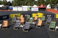 Eri värisiä Beach kansituoleja (aurinkotuoli, rantatuoli) festivaalien VIP-alueella