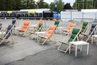 Eri värisiä Beach rantatuoleja festareilla
