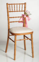 Puutuoli Camelot vaalealla istuimella ja kevyellä kukkasomiosteella ja kangasnauhalla Puutuoli Camelot vaalealla istuimella ja kevyellä kukkasomiosteella ja kangasnauhalla