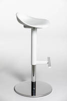 Valkoinen vuokratuoli Fresh sivusta kuvattuna