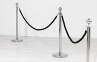 Kromiset kulunohjausolpat mustalla köydellä