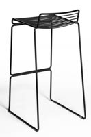 Musta Hay Hee -vuokratuoli takaviistosta