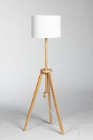 Nordic lattiavalaisin, puiset jalat (saarni) ja valkoinen varjostin Nordic lattiavalaisin, puiset jalat (saarni) ja valkoinen varjostin