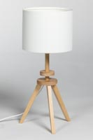 Nordic pöytävalaisin puisella jalalla ja valkoisella varjostimella Nordic pöytävalaisin puisella jalalla ja valkoisella varjostimella