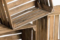 Lähikuva kolmesta Omppu omenalaatikosta