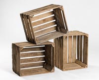 Kolma patinoitunutta Omppu puulaatikkoa