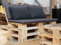 Pallet-sohva (Pallet-kuormalavasohva säänkestävillä pehmusteilla ja somistetyynyillä)