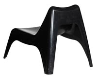 Ilmavan näköinen musta muovinen nojatuoli Relax takaviistosta Musta muovinen nojatuoli Relax takaviistosta