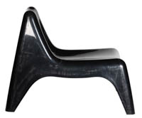 Musta muovinen nojatuoli Relax sivusta katsottuna Musta muovinen nojatuoli Relax sivulta päin