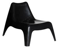 Musta muovinen nojatuoli Relax Musta muovinen nojatuoli Relax etuviistosta