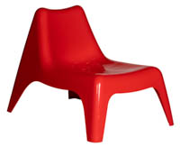 Punainen muovinen nojatuoli Relax Punainen muovinen nojatuoli Relax etuviistosta