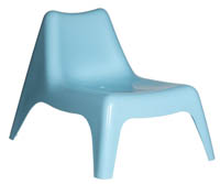 Vaaleansininen muovinen nojatuoli Relax Vaaleansininen muovinen nojatuoli Relax etuviistosta