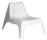 Valkoinen muovinen nojatuoli Relax Valkoinen muovinen nojatuoli Relax etuviistosta