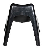 Musta muovinen nojatuoli Relax suoraan takaa kuvattuna Musta muovinen nojatuoli Relax takaa