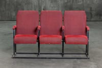 Punainen teatteripenkkikokonaisuus edestäpäin Kolmen istuttava teatterisohva/penkki/tuoli