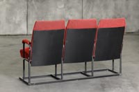 Kolmipaikkainen punainen teatteripenkki Kolmipaikkainen punainen teatteriistuin takaapäin