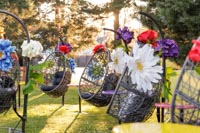 Isoin tekokukin somistettuja Tokyo riipputuoleja ulkona auringonlaskussa