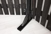 Tumman puisen Picket aidan päätyjalan alaosa