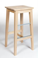 Vaaleasta puusta valmistettu baarijakkara