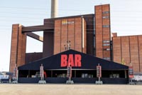 Pitkä anniskelualueen baaritiski Tuska-festivaaleilla Suvilahdessa Helsingissä