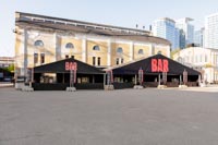 Pitkä kahden teltan mittainen anniskelualueen baaritiski Tuska-festivaaleilla Suvilahdessa Helsingissä