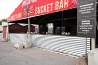 Aaltopellillä päällystetty tapahtumatiski festareilla