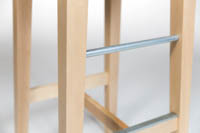 Puisen baarituolin metalliset jalkatuet lähikuvassa