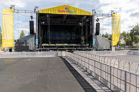 Barrikadi, paineaita GIGS (GIGS barrikadi festivaalien esiintymislavan edessä jakamassa yleisöä turvallisiin lohkoihin)