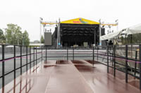 Invakatsomo FOH:n vieressä Tikkurila Festivaalien päälavan edessä