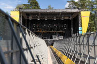 Kaapelien ja turvamiestin kulkuväylä barrikadi-aitojen avulla rajattuna festivaalilavan edessä