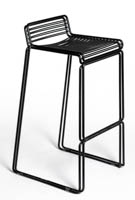 Kaksi mustaa Hay Hee -baarijakkaraa pinottuna