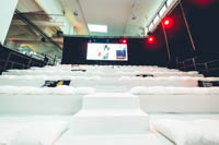 Valkoinen katsomo valkoisilla istuintyynyillä Helsingin Kattilahallissa Valkoinen katsomo valkoisilla istuintyynyillä Helsingin Kattilahallissa