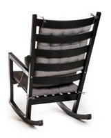 Tumma keinutuoli takaviistosta