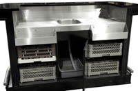 VIP-baaritiski takaapäin työskentelytilojen puolelta. Tässä tiskimallissa on metallinen työtaso, lavuraari ja säilytystiloja