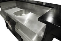 Vuokrattavan klassisen VIP-baaritiskin metallinen työskentelytaso yläviistosta kuvattuna