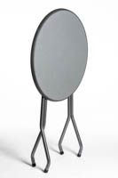 Klap-pystypöytä edestäpäin kuljetusasennossa taittojalka kiinni taitettuna