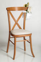 Greta-puutuoli jossa on somisteena tekokukkia ja kangasrusetti Greta-puutuoli jossa on somisteena tekokukkia ja kangasrusetti