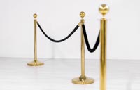 Messinkiset kulunohjausolpat mustalla köydellä