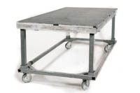 Esiintymislavan 2x1 metrinen peruspala jonka jalkojen alle on laitettu pyörät Esiintymislavan 2x1 metrinen peruspala jonka jalkojen alle on laitettu pyörät