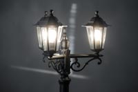 Musta katulampun valaisinosa missä valot ovat päällä