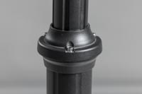 Lyhtypylvään pystyputken kohouma missä on kolme korkeussäädön vapauttamiseen tarvittavaa kuusiokoloruuvia