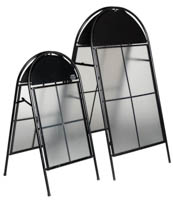 A-teline, mainosteline joka tunnetaan myös katuseisojana mainosten ja opasteiden näyttämisee - samassa kuvassa iso ja pieni telinekoko