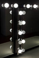 Kaksi meikkipeiliä rinnakkain ja osa lampuista sammutettu saumakohdasta