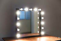 Meikkauspeili jossa joka toinen lamppu päällä