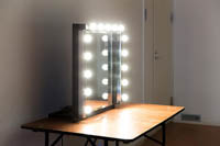 Meikkauspeili valot päällä pöytään kiinnitettynä