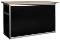 Puinen kansilevy toimii visuaalisesti hyvin myös mustaksi levytetyssä tiskissä Mustaksi levytetty messutiski jossa on puinen kansilevy