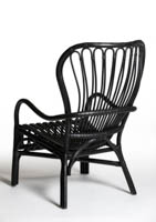 Musta rottinkinen nojatuoli Garden takaviistosta Musta rottinkinen nojatuoli Garden takaviistosta