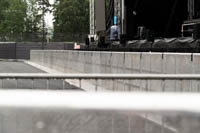 Alumiinista barrikadi-aitaa festarilavan edessä