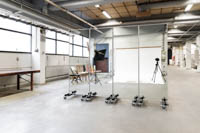 Neljä korkeaa peiliä vierekkäin