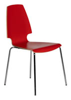 Punainen pinottava Vilmar tuoli Punainen pinottava Vilmar tuoli etuviistosta